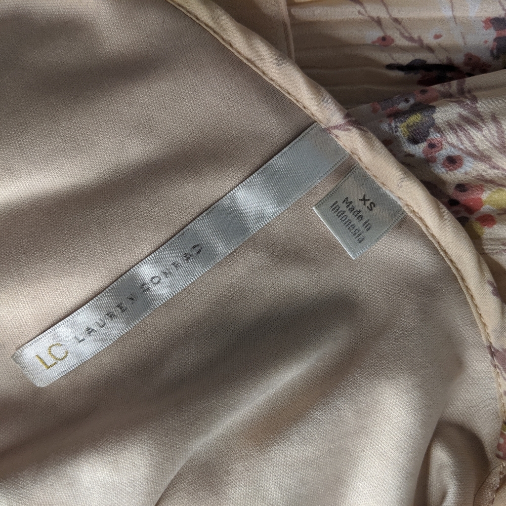 ๐ Feminine LC Ruffle Blouse ๐ธ - Picture 3 of 3